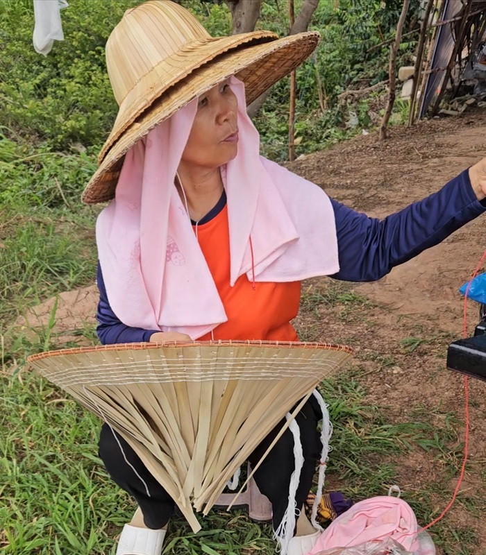Fabrication artisanale de chapeaux thaïlandais en palmier