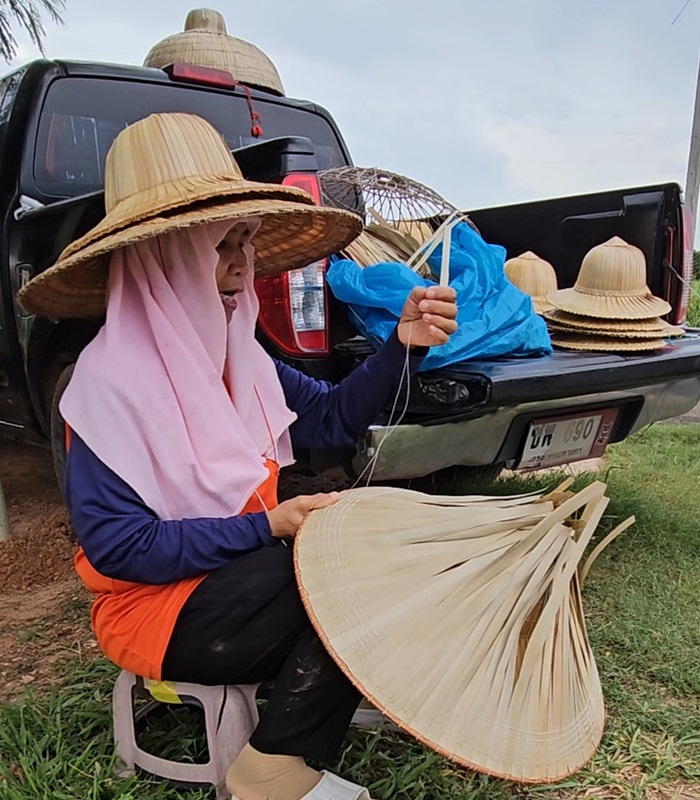 Chapeau traditionnel thaïlandais en feuille de palmier