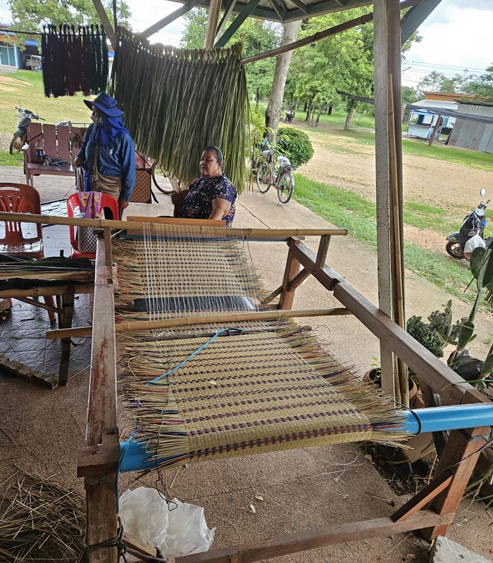 Natte artisanale thaïlandaise en roseaux naturels