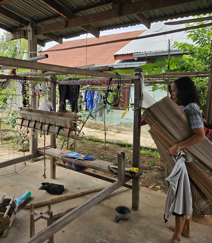 Atelier familial – Tissus et nattes d’Isan