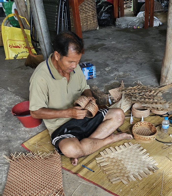 Fabrication a la main de boîtes en bambou tressé, atelier de Khon Kaen