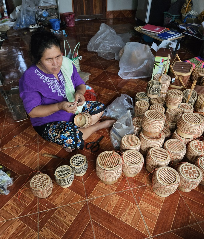 Atelier familial en Thaïlande, travail du bambou tressé traditionnel