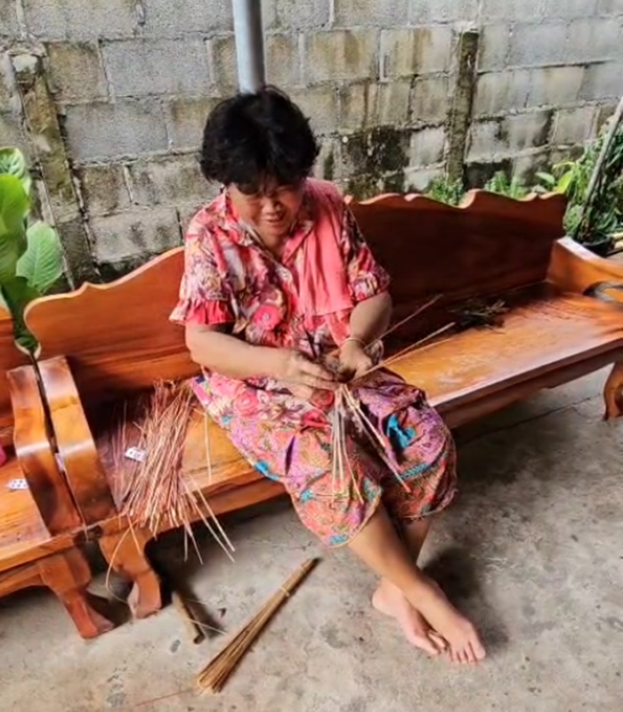 Artisane thaïlandaise tressant du bambou à la main