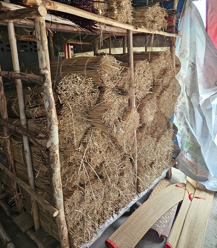 Fabrication de nattes thaïlandaises en roseau – artisanat OTOP