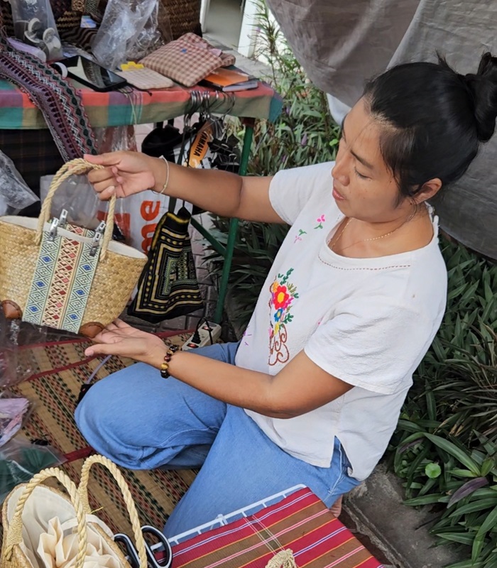 Artisanat thaïlandais équitable – sacs en jacinthe d’eau faits main